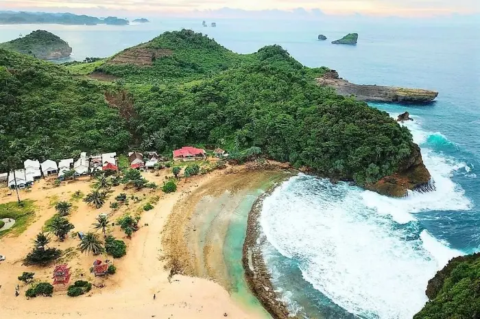 Batu Bengkung Beach in Malang, A Natural Destination Offering Stunning Ocean Views and Exotic Coral Formations